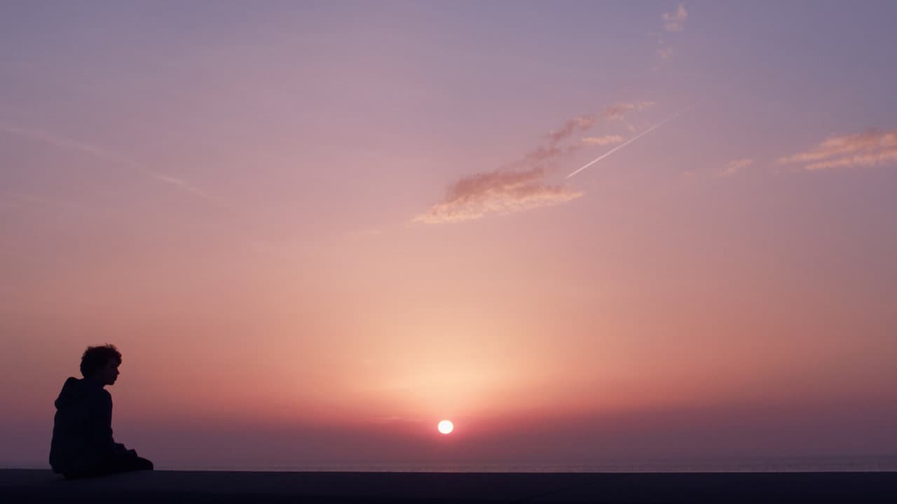 Stardust: A Bittersweet Seaside Drama That Shines in Just 11 Minutes